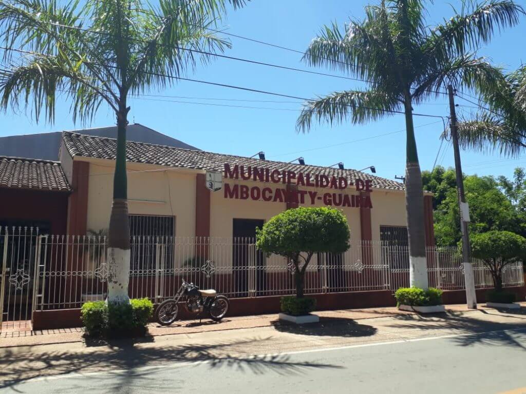 Gebäude der Stadtverwaltung / Municipalidad Mbocayaty mit Palmen vor dem Eingang